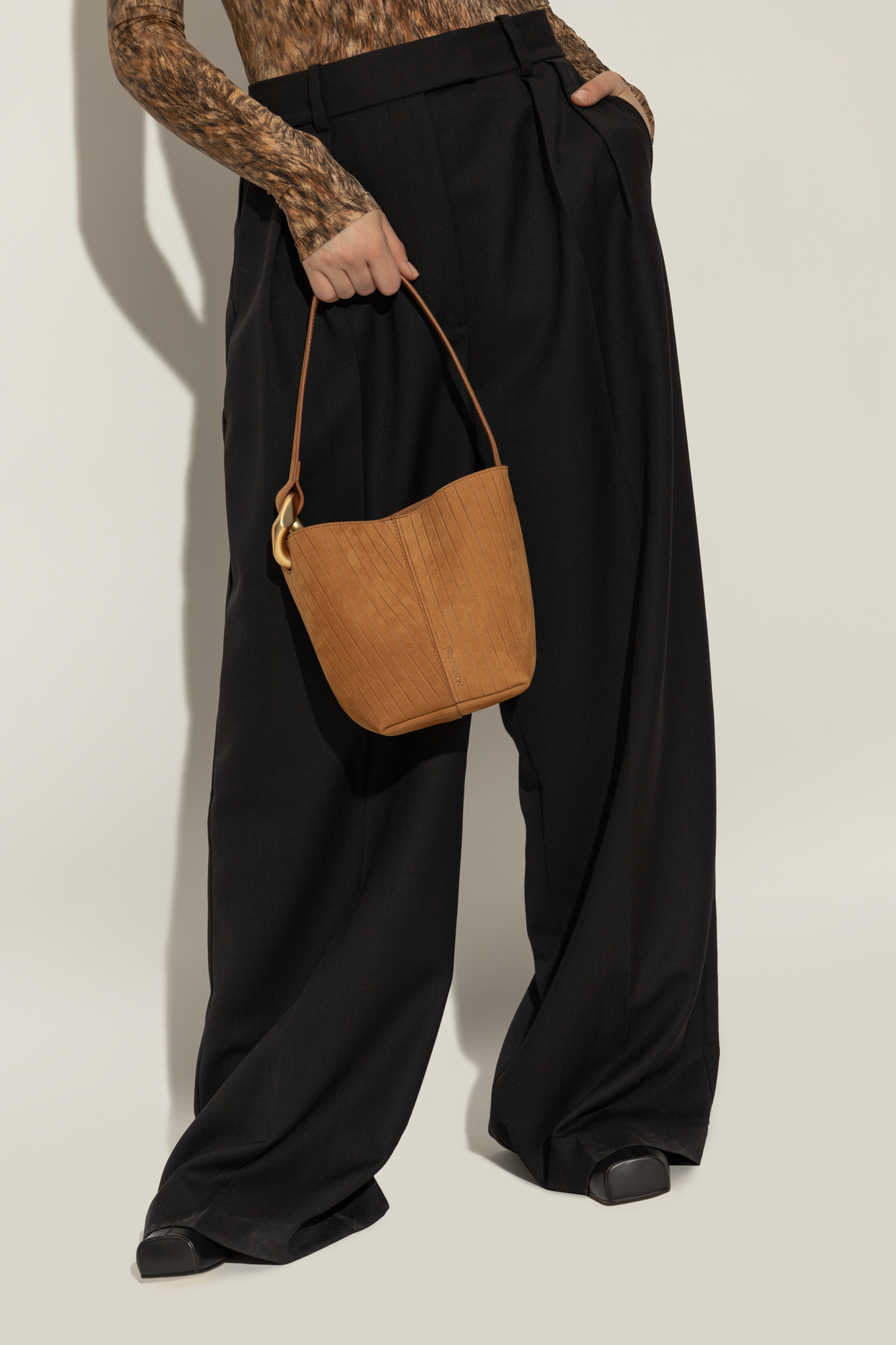 JW Anderson Corner Small Bucket Bag ハンドバッグ ブラウン JW Anderson Corner Bucket Bag | Brown | FARFETCH